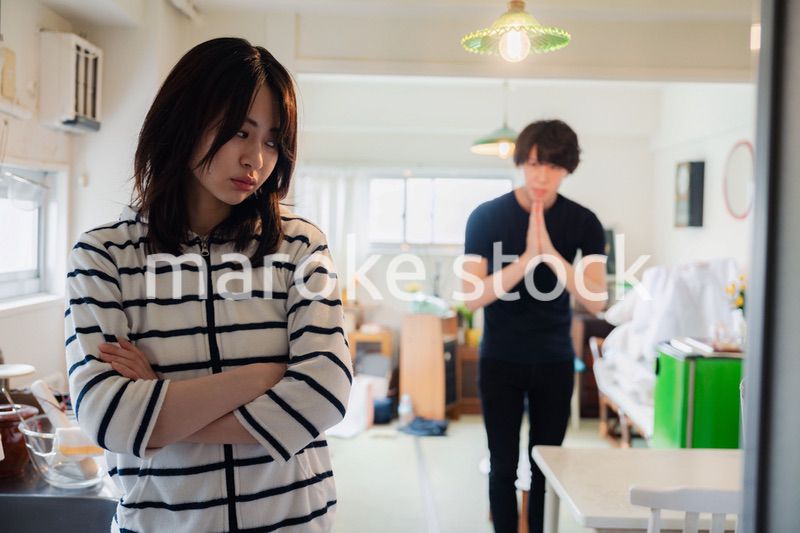 妻に謝罪する夫