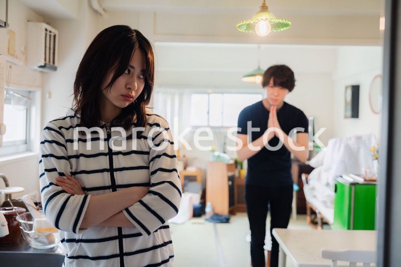 妻に謝罪する夫