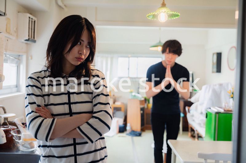 妻に謝罪する夫