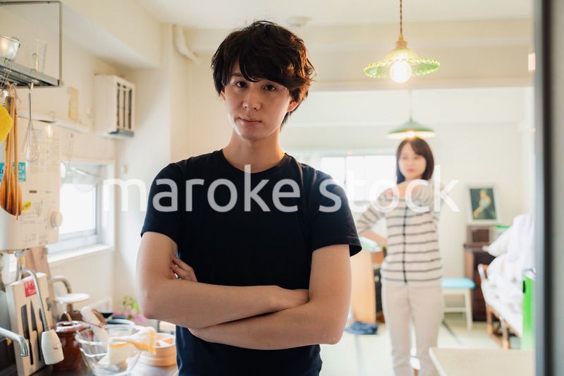 家で妻にガミガミ言われる夫