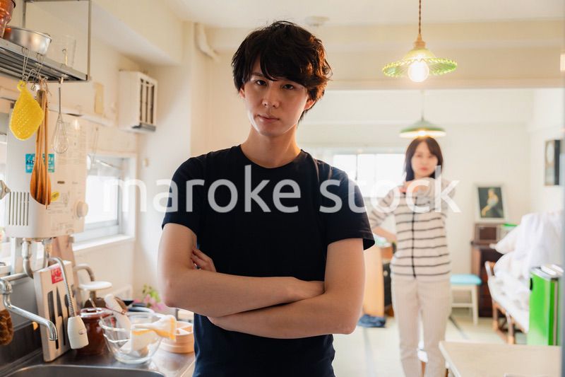 家で妻にガミガミ言われる夫