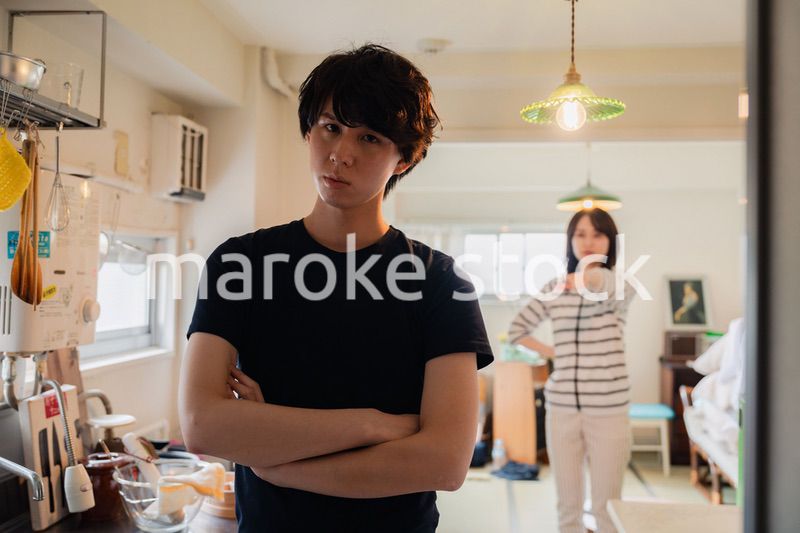 家で妻にガミガミ言われる夫