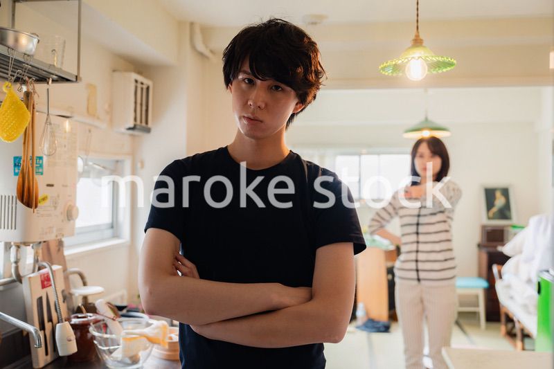 家で妻にガミガミ言われる夫