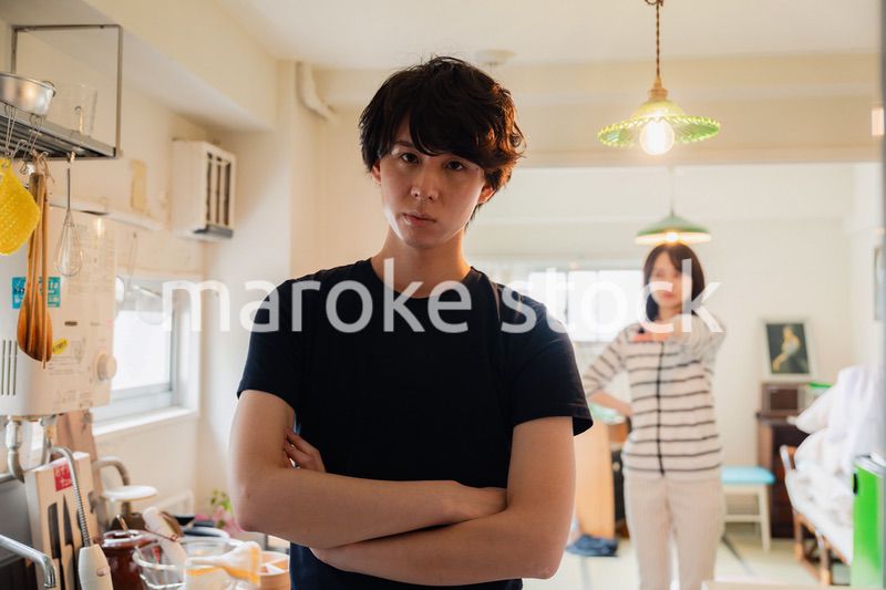 家で妻にガミガミ言われる夫