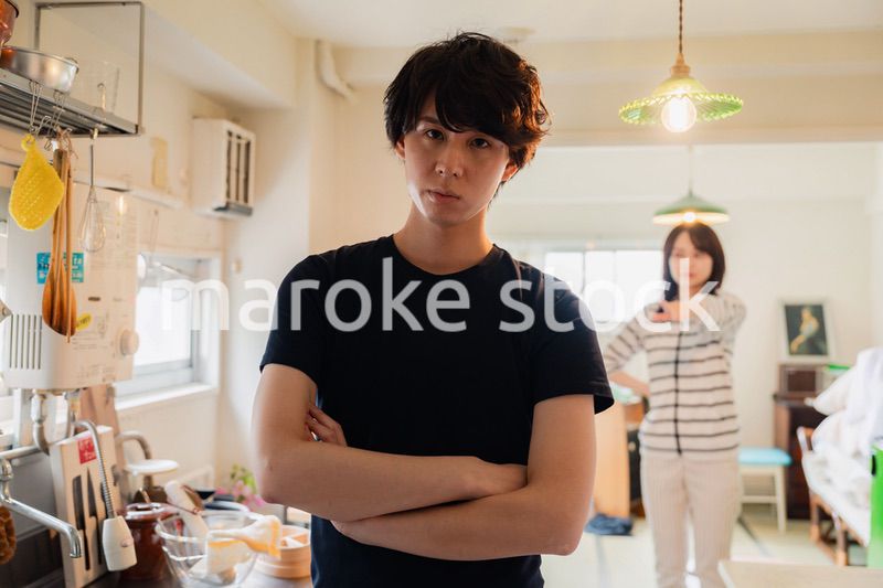 家で妻にガミガミ言われる夫