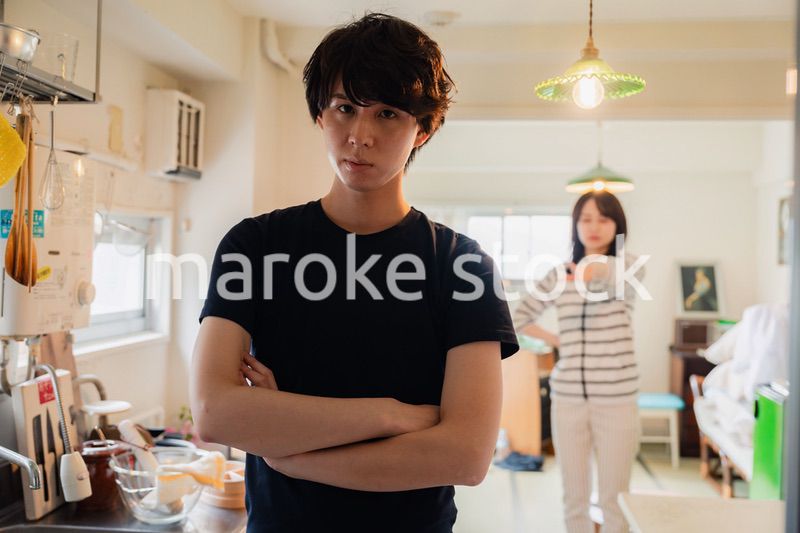 家で妻にガミガミ言われる夫