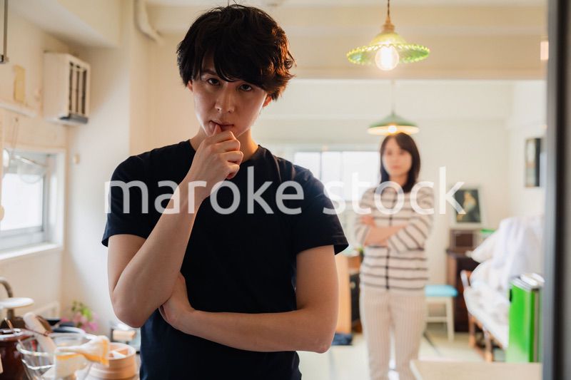 家で妻にガミガミ言われる夫