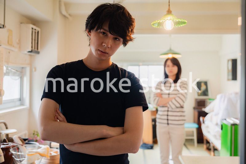 家で妻にガミガミ言われる夫