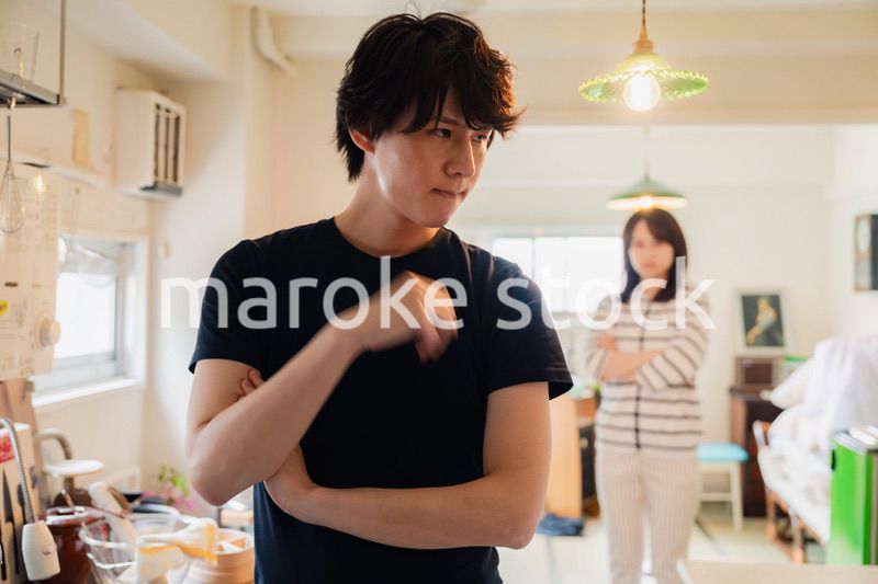 家で妻にガミガミ言われる夫