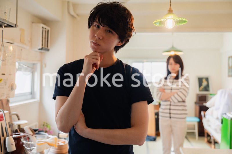 家で妻にガミガミ言われる夫