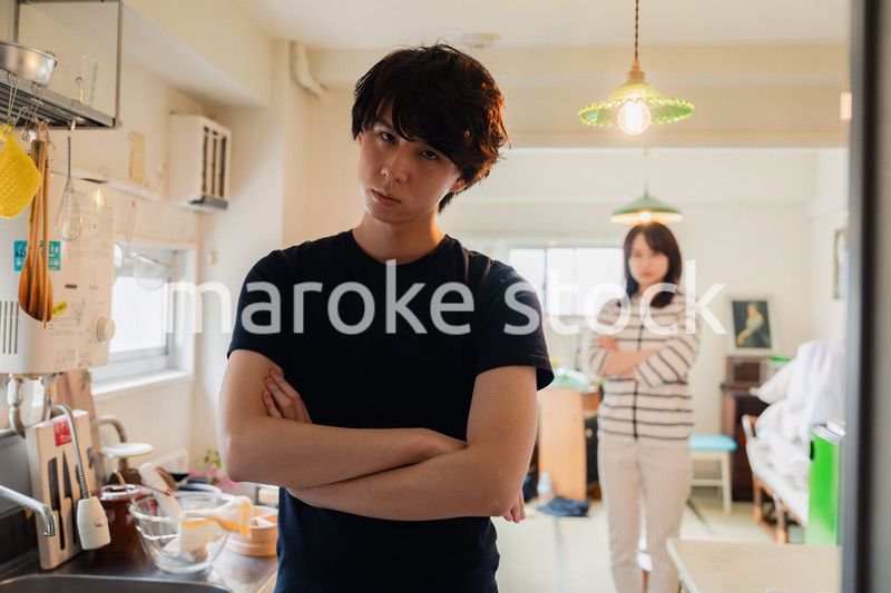 家で妻にガミガミ言われる夫