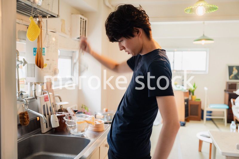 家でこだわりの料理をする若い男性