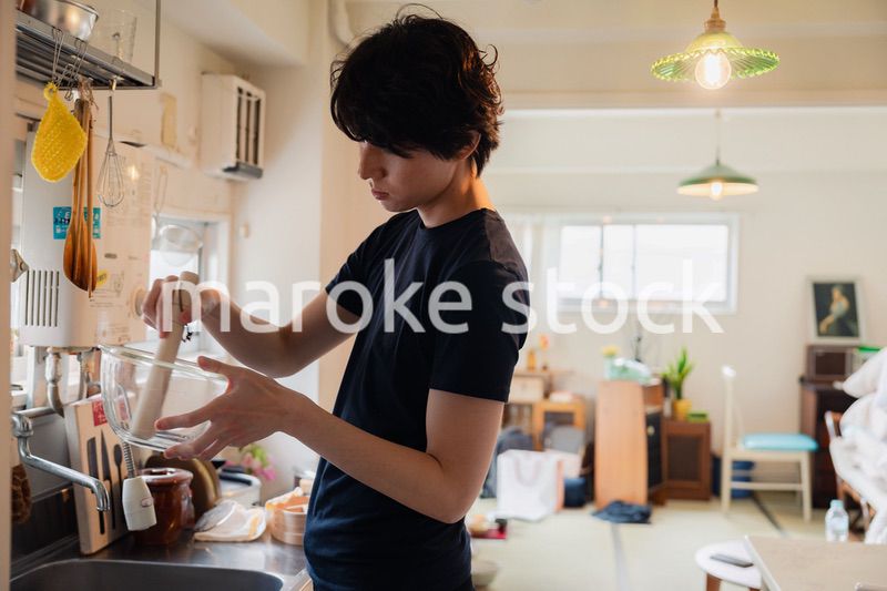 家でこだわりの料理をする若い男性