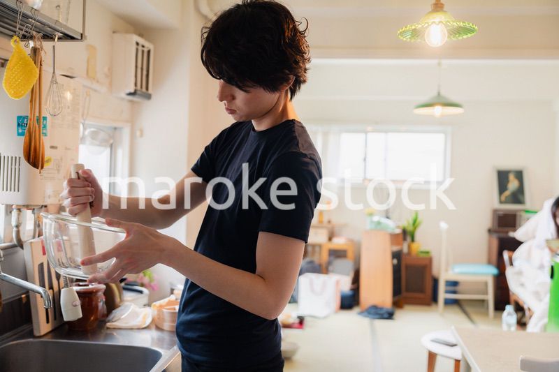 家でこだわりの料理をする若い男性