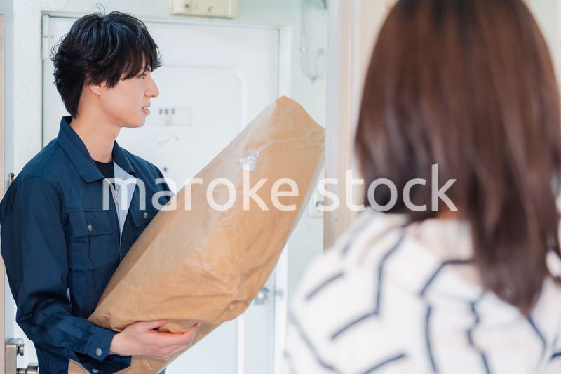 宅配の配達をする男性スタッフ