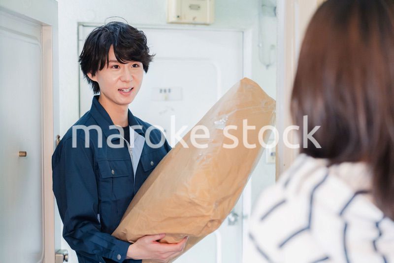 宅配の配達をする男性スタッフ