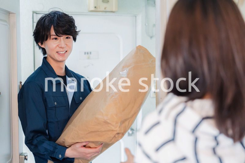 宅配の配達をする男性スタッフ
