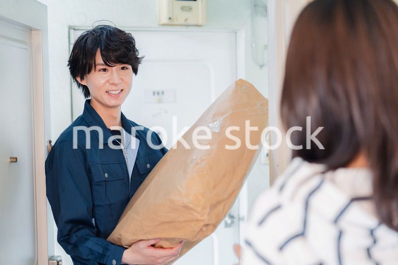 宅配の配達をする男性スタッフ