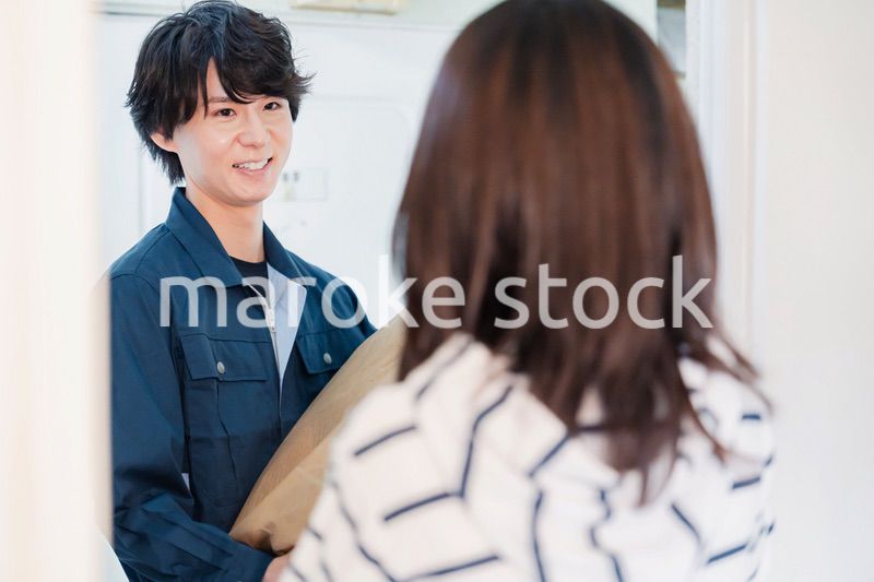 宅配の配達をする男性スタッフ