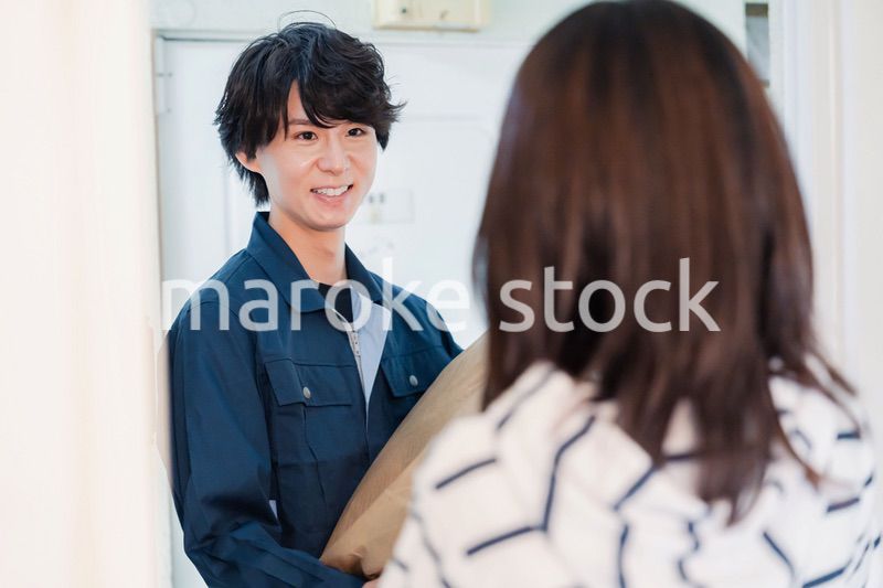 宅配の配達をする男性スタッフ