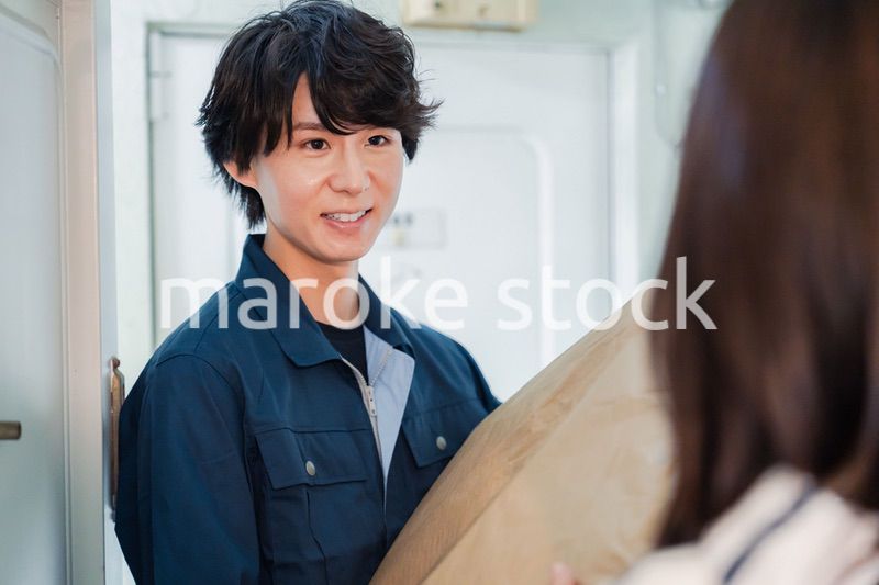 宅配の配達をする男性スタッフ