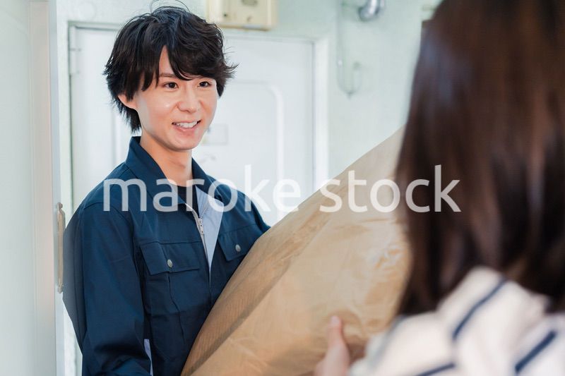 宅配の配達をする男性スタッフ