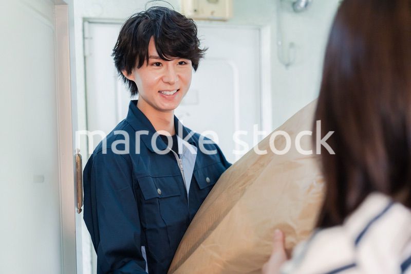 宅配の配達をする男性スタッフ