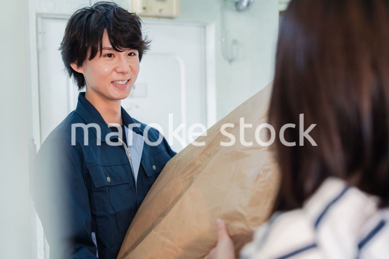 宅配の配達をする男性スタッフ