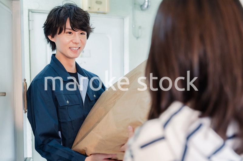 宅配の配達をする男性スタッフ