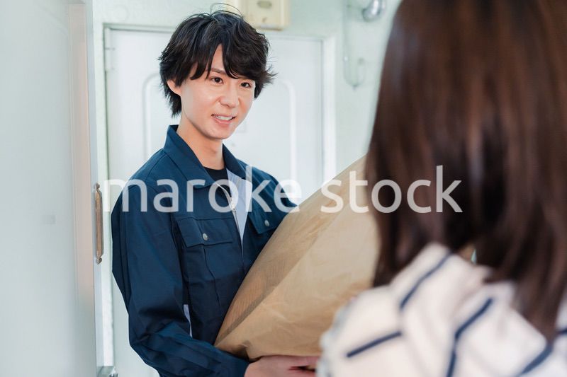 宅配の配達をする男性スタッフ