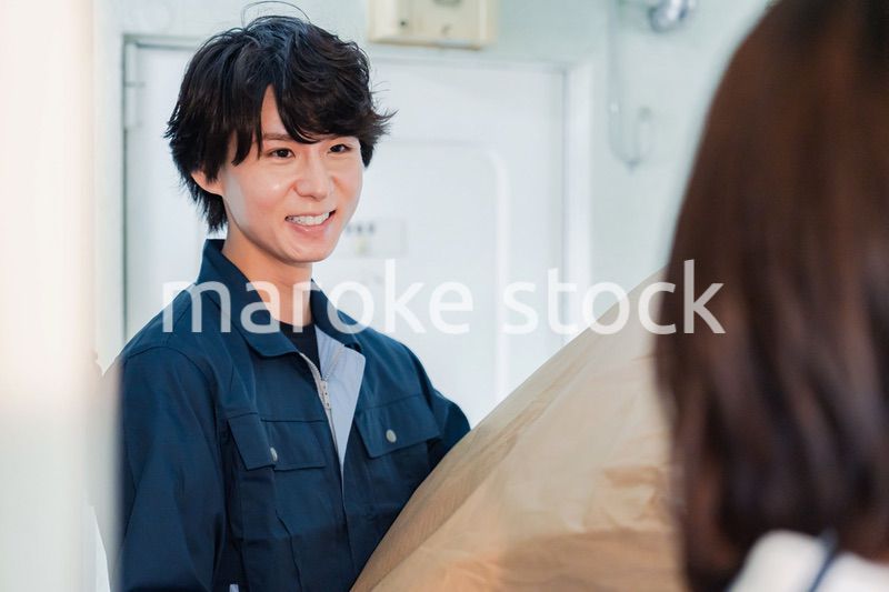 宅配の配達をする男性スタッフ
