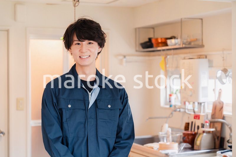 一般家庭を訪問する作業服姿の男性