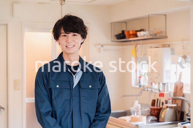 一般家庭を訪問する作業服姿の男性