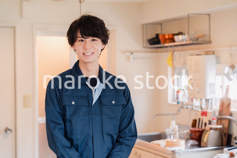 一般家庭を訪問する作業服姿の男性