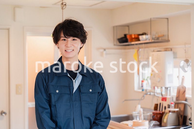 一般家庭を訪問する作業服姿の男性