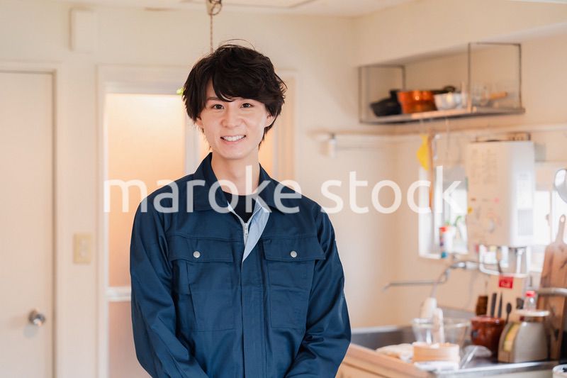 一般家庭を訪問する作業服姿の男性