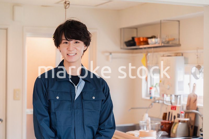 一般家庭を訪問する作業服姿の男性