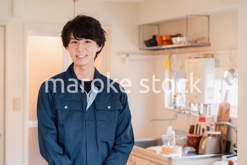 一般家庭を訪問する作業服姿の男性