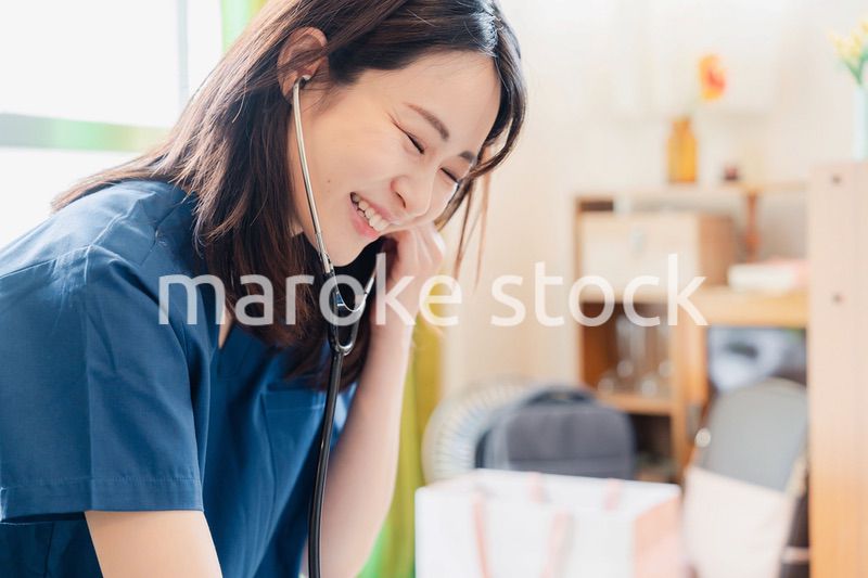 一般家庭で診察をするドクター