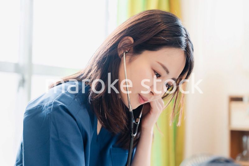 一般家庭で診察をするドクター