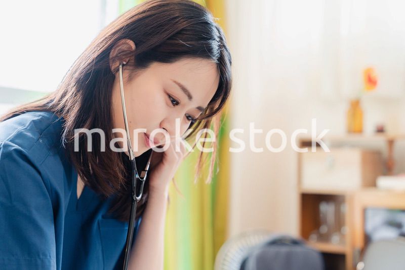 一般家庭で診察をするドクター