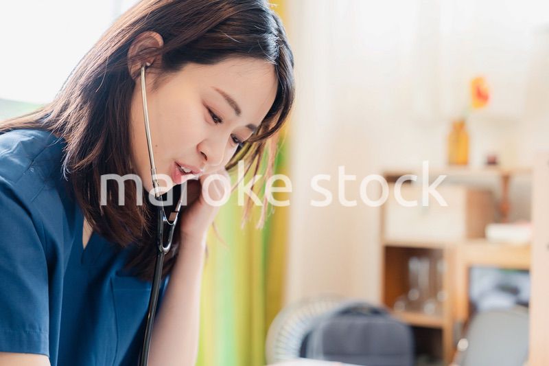 一般家庭で診察をするドクター