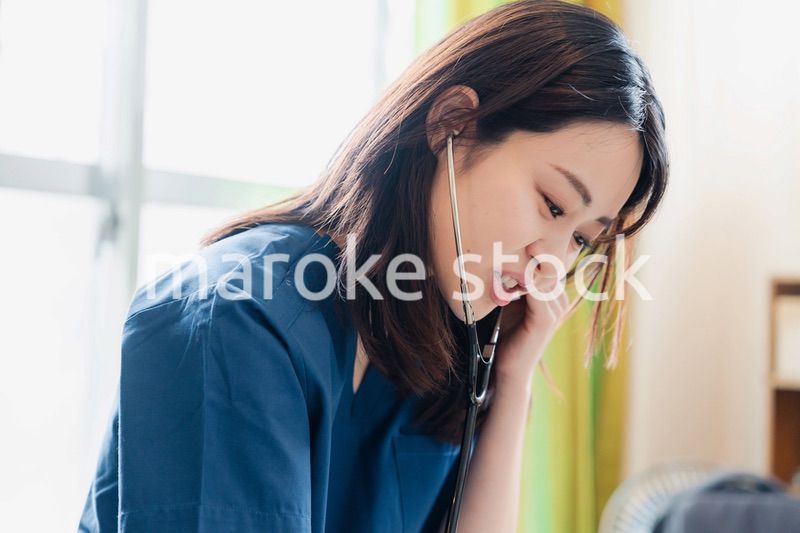 一般家庭で診察をするドクター