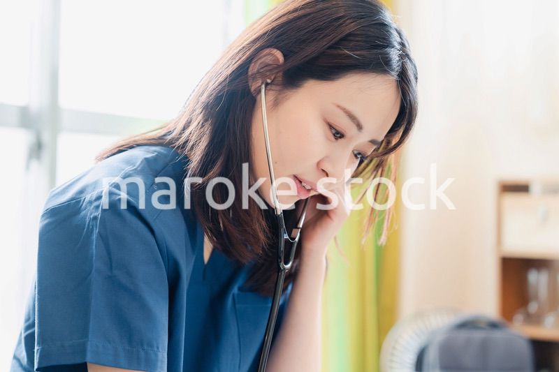 一般家庭で診察をするドクター