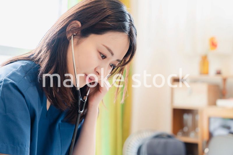 一般家庭で診察をするドクター