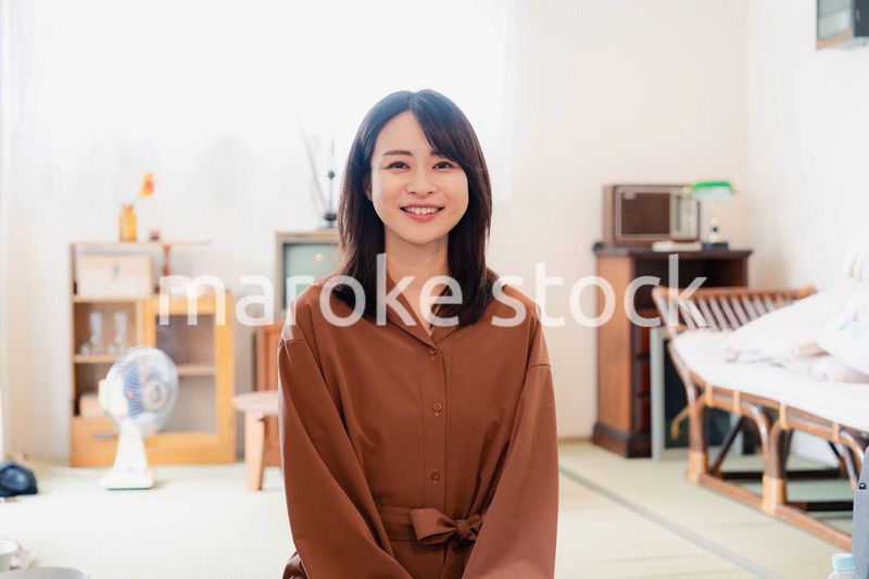 レトロな雰囲気の部屋に住む若い女性