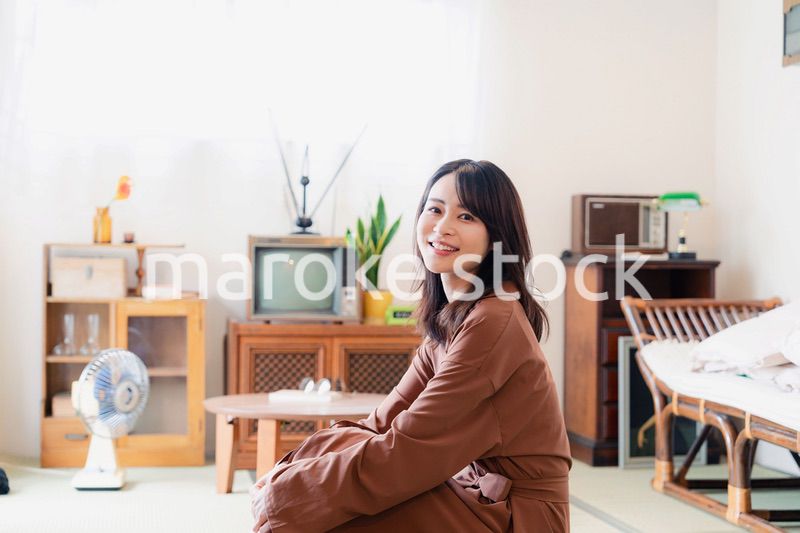 レトロな雰囲気の部屋に住む若い女性