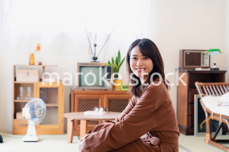 レトロな雰囲気の部屋に住む若い女性