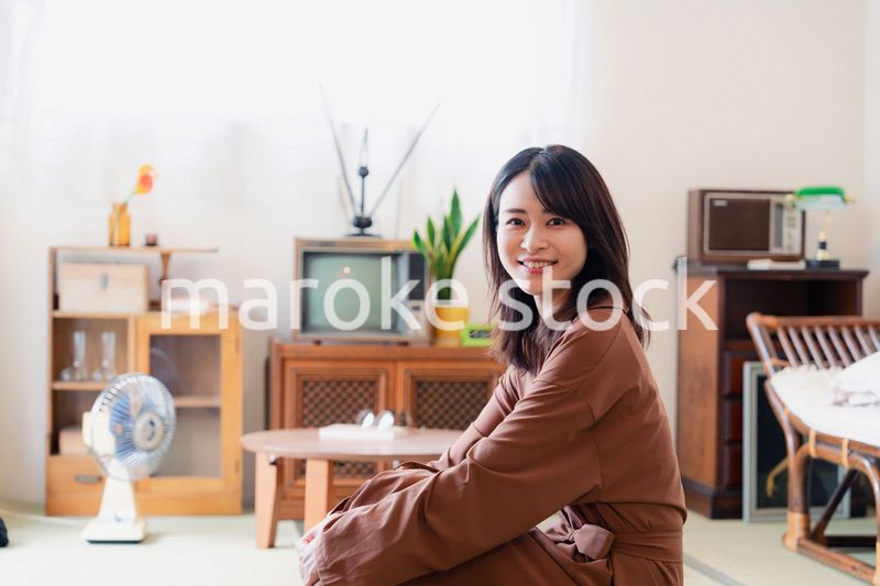 レトロな雰囲気の部屋に住む若い女性