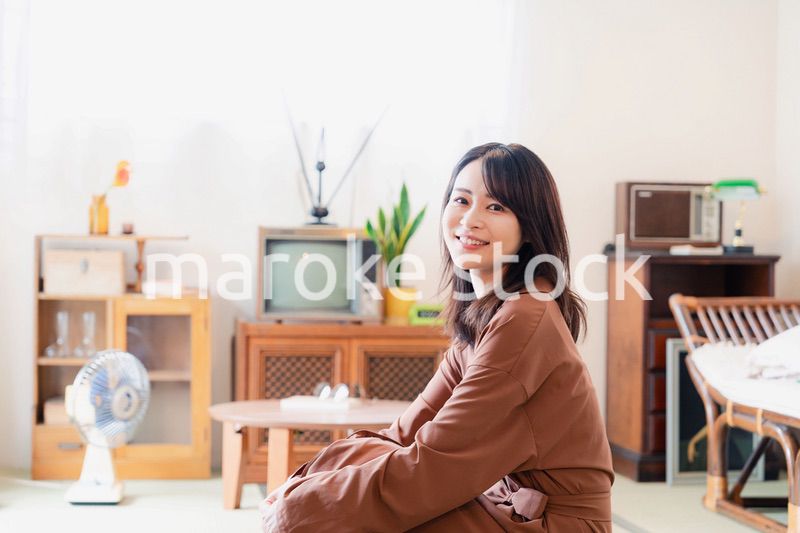 レトロな雰囲気の部屋に住む若い女性